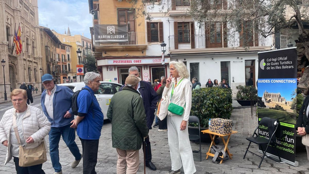 Un grupo de personas se acerca al stand del Colegio antes de empezar una de las visitas.