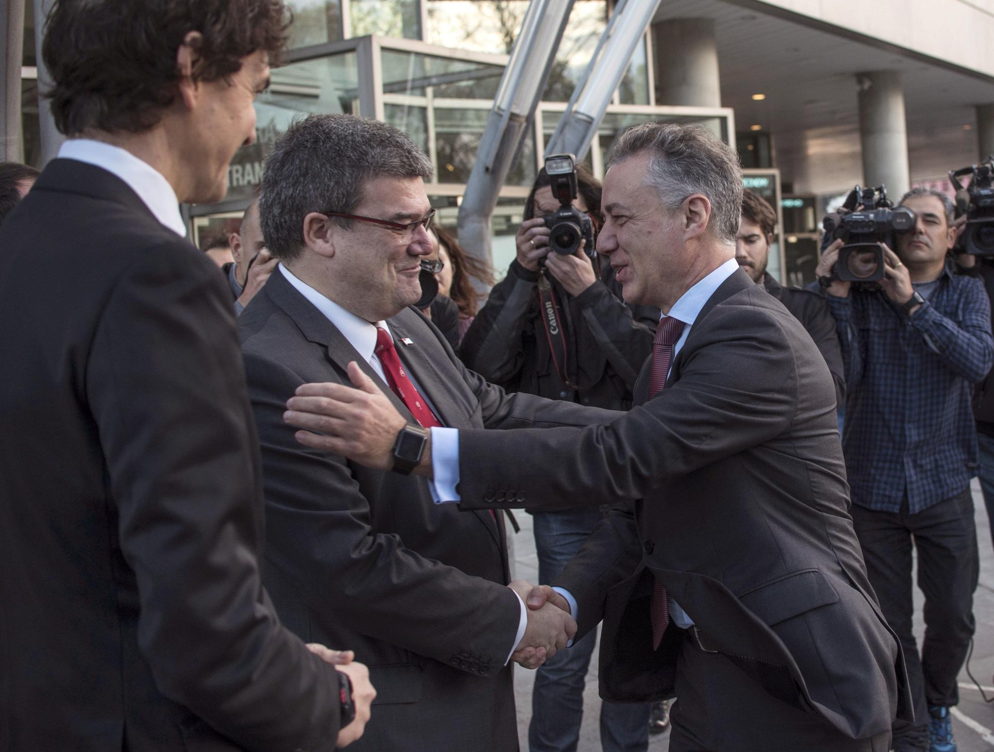 El 'lehendakai' Iñigo Urkullu saluda al alcalde de Bilbao, Juan Maria Aburto