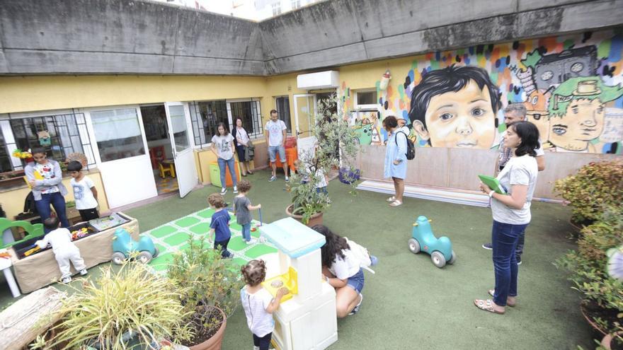 Niños en el patio de un centro de primer ciclo de Educación Infantil.