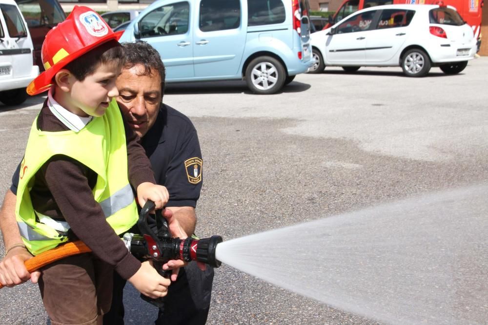 Visita de las teresianas a los bomberos