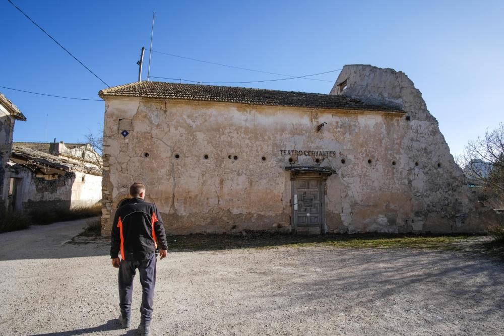 Un activista leonés convierte el ruinoso edificio de la Colonia de Santa Eulalia en su hogar para protegerlo mientras recaba ayudas para restaurarlo