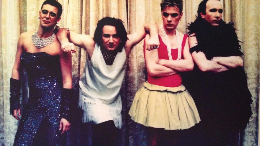 Los miembros de U2, disfrazados de mujeres, durante el carnaval de Tenerife de 1991 // Anton Corbijn
