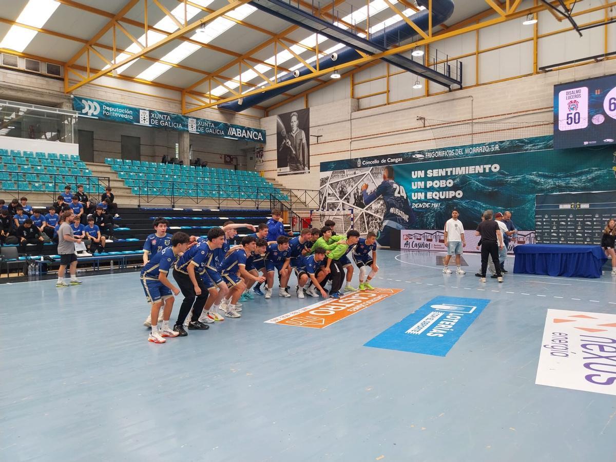 La plantilla del Disalmo Luceros festeja este domingo en O Gatañal su clasificación para el Top 8 del Campeonato de España cadete.