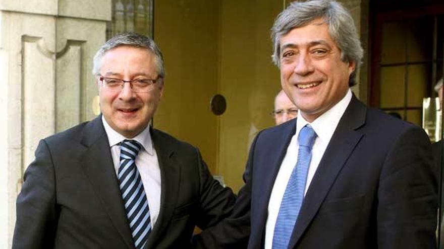 Blanco con el ministro luso de Obras Públicas, Antonio Mendonça.