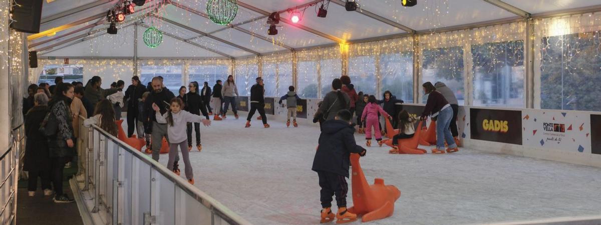 La pista de patinaje sobre hielo, 300 m2 de diversión en la terraza superior del centro comercial. |  R. C.