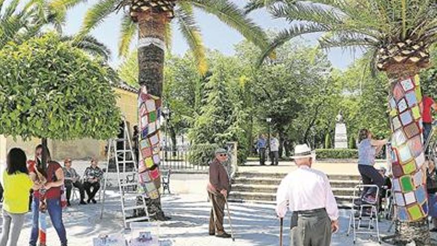 Un proyecto de la asociación de familiares de enfermos de alzhéimer permite revestir de colores el acceso al Paseo