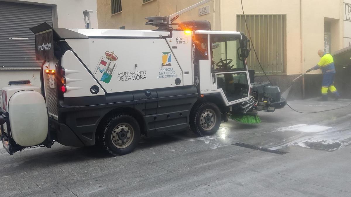 Un trabajador de PreZero realiza labores de limpieza esta mañana en la calle Flores de San Torcuato.