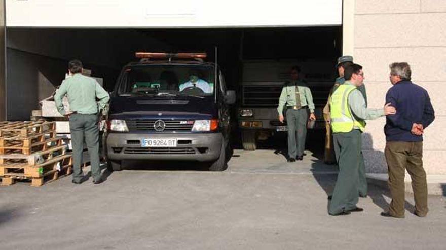 El furgón fúnebre a su llegada a la nave en el polígono industrial de A Granxa.