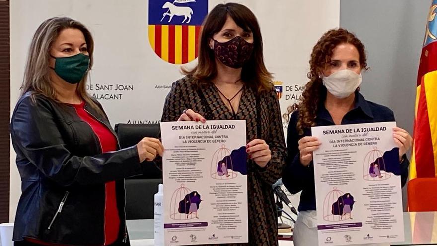 La concejala de Igualdad, Julia Parra, entre la directora de UNED Denia, Raquel Martí, y la experta en Inteligencia Emocional María José González.