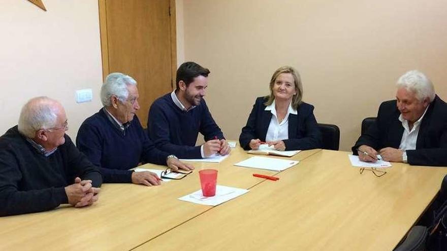 Reunión de los vecinos de Pinilla con dirigentes del PSOE.