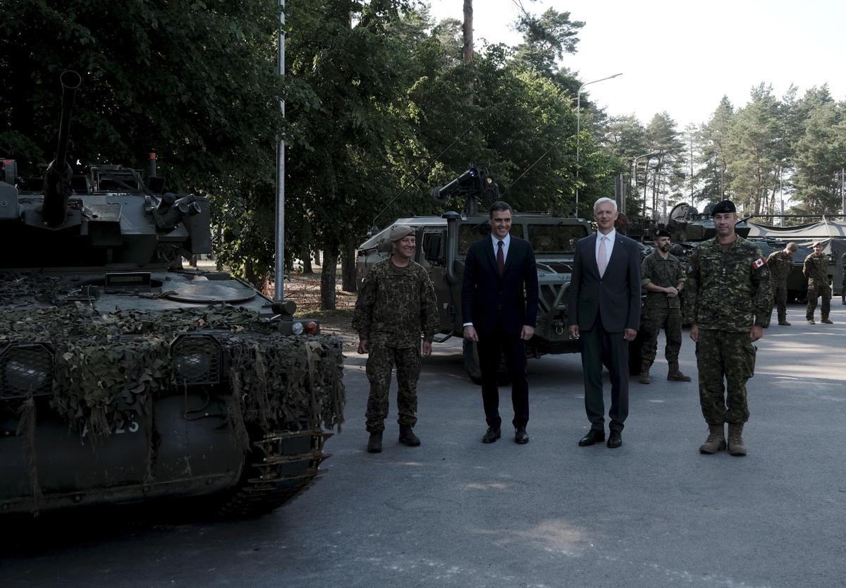 El presidente del Gobierno, Pedro Sánchez, junto al primer ministro de Letonia, Arturs Krišjānis Kariņš, durante su visita a la base militar de la OTAN en Ādaži, el pasado 7 de julio. 