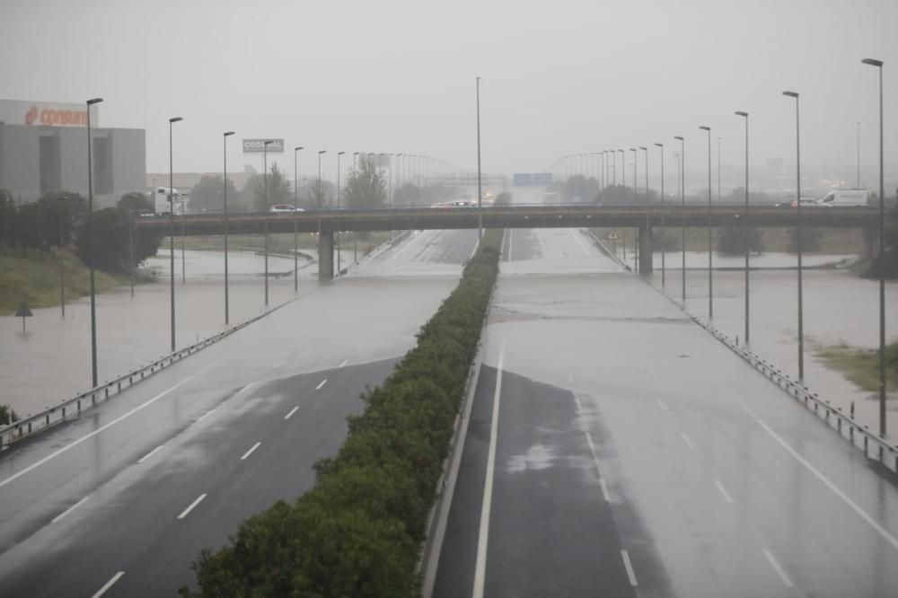 Las fuertes lluvias han inundado la pista de Silla.