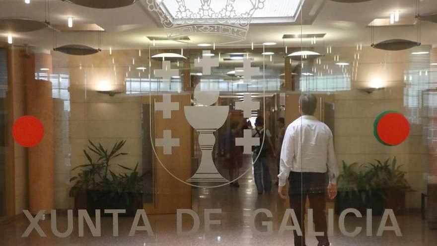 Acceso a la sede central de la Xunta, en el edificio de San Caetano, en Santiago. // Xoán Álvarez