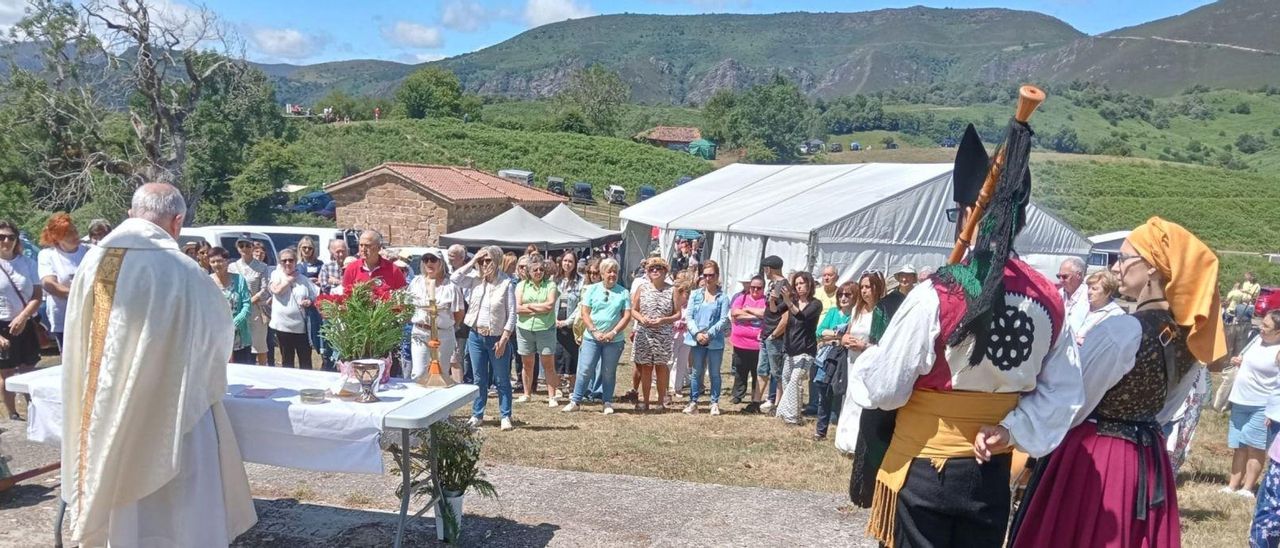 La misa celebrada en el puerto de Marabio por Santa Ana.