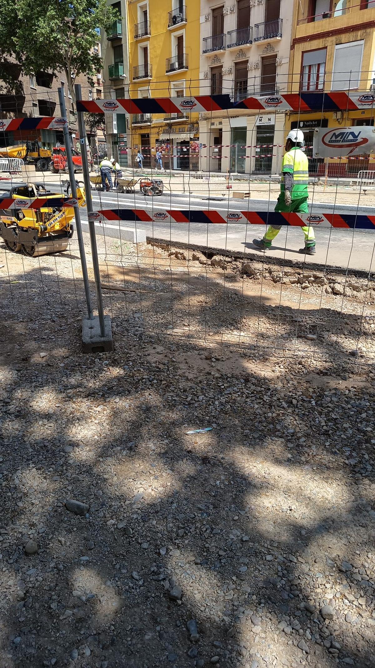 Bordillo retirado en la plaza San Miguel para modificar el trazado de la calzada.