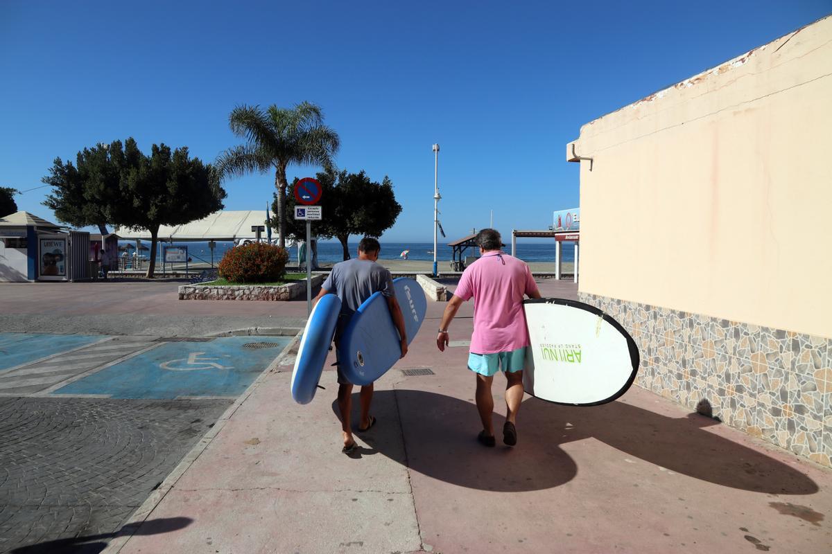 Aumenta la práctica de surf y paddel surf en las playas de Málaga