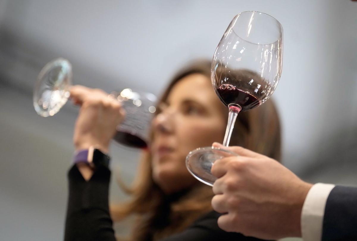 Una mujer cata un vino durante una edición anterior de la Barcelona Wine Week.