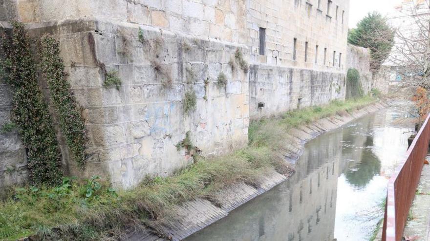 El río que sufrió el vertido, junto al convento. |  Noé Parga