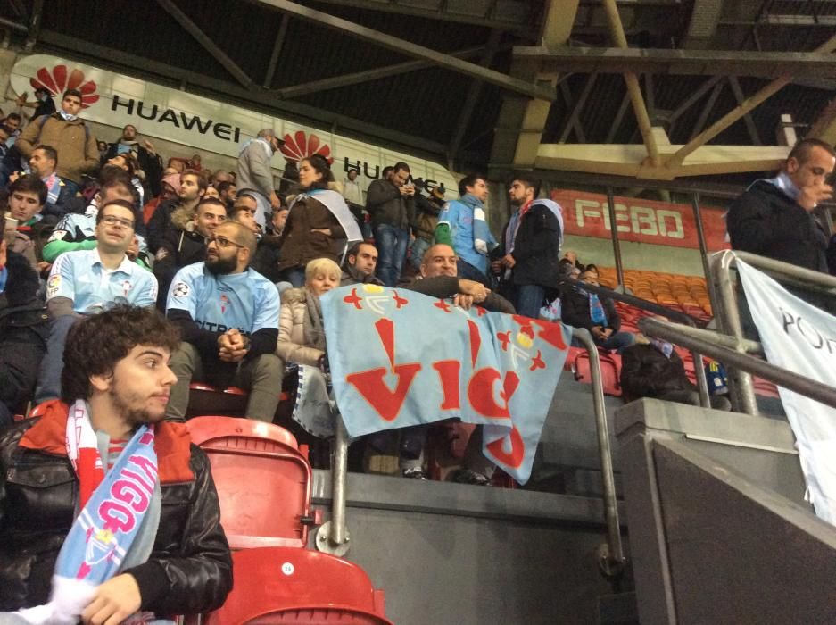 Ambiente celeste en el Amsterdam Arena