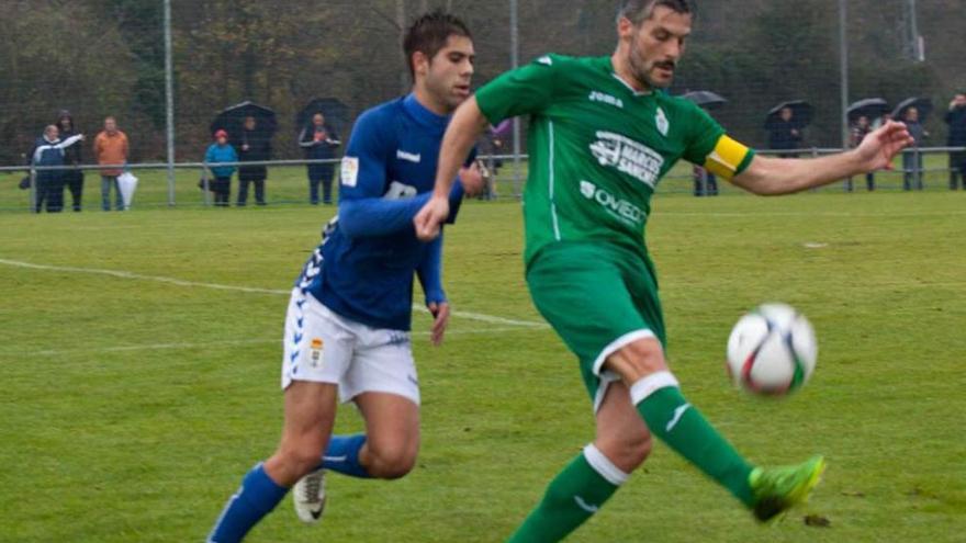 David González, del Oviedo B, ante Negredo, del Cova.