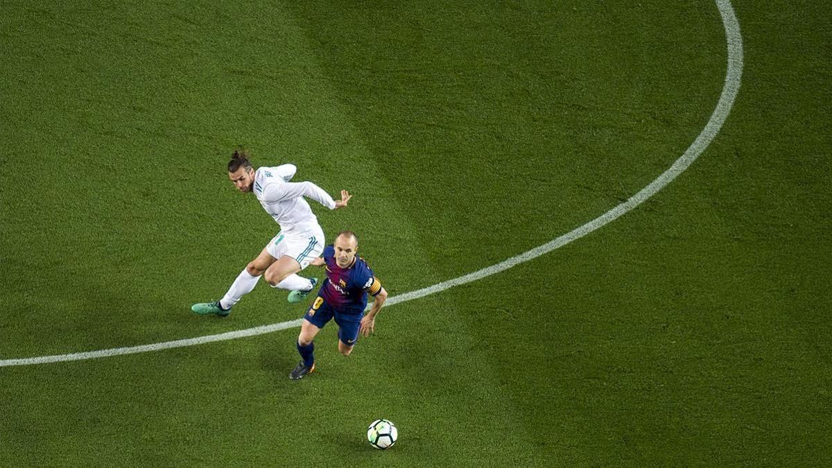 Iniesta recorta a Bale en el último clásico.