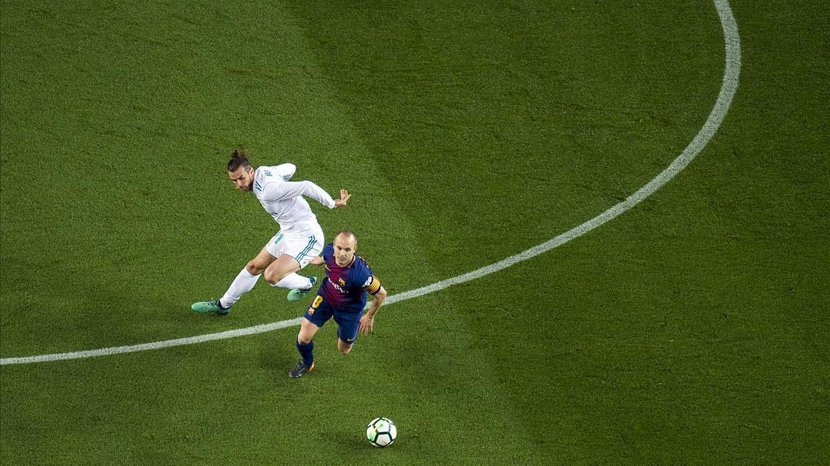 Iniesta supera a Bale en el clásico del 6 de mayo en el Camp Nou (2-2).
