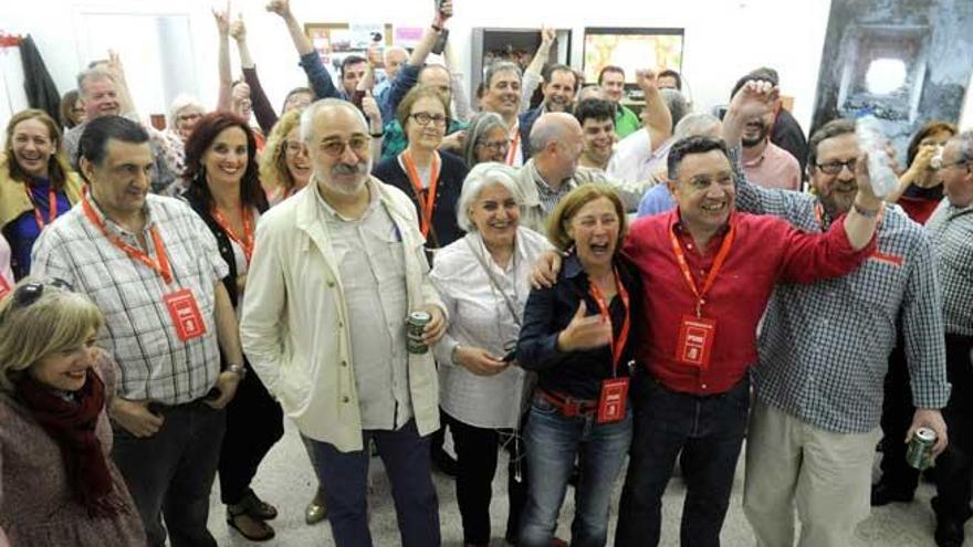 Los socialistas, ayer, en la sede de Zalaeta, tras conocer los resultados electorales.