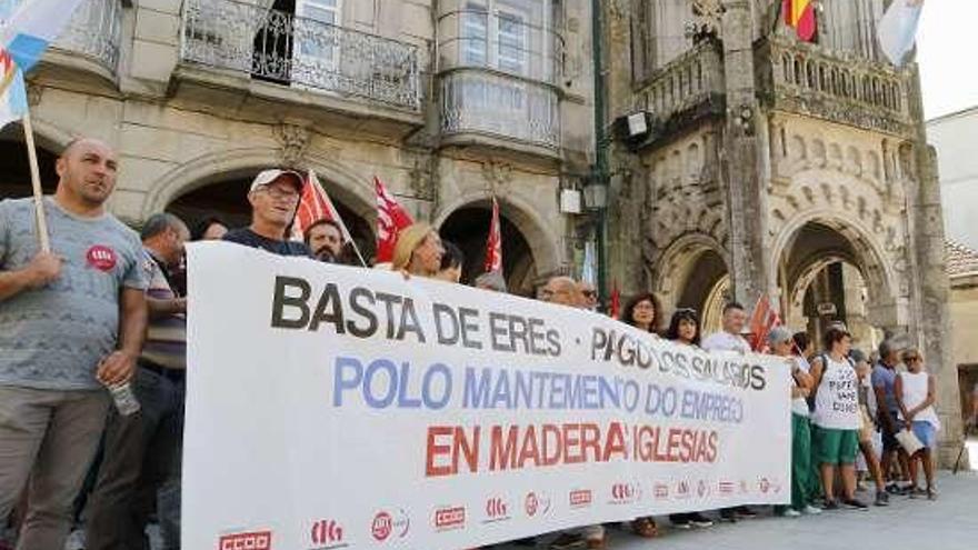 La plantilla protestó ayer frente al Concello de O Porriño. // A. Villar