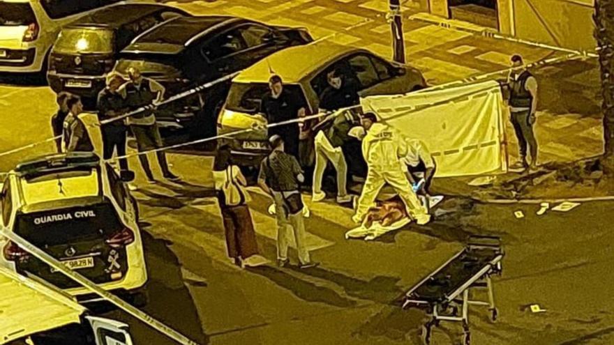 El forense y agentes de la Guardia Civil inspeccionan el cuerpo de Petar K. tras acordonar la zona. |