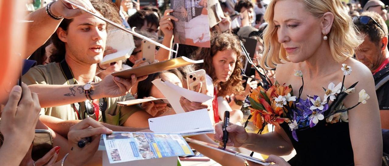 Cate Blanchett atiende a los fans en la presentación de ’Tár’, en Venecia, este jueves.