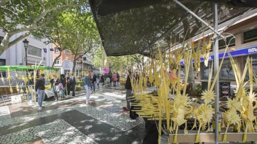 Mercado de palmas en el paseo para la procesión del domingo