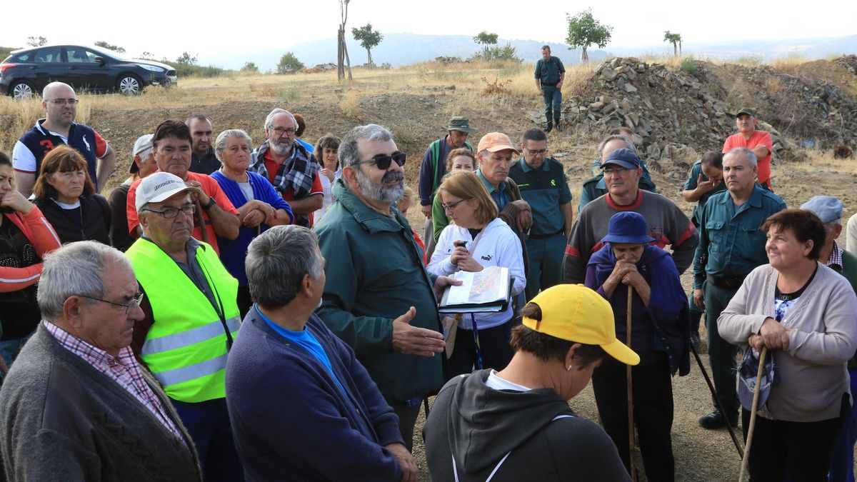 Una de las búsquedas de Miguel Fernández, con Lucía, su hija, en el centro junto a la Guardia Civil y vecinos del municipio de Figueruela