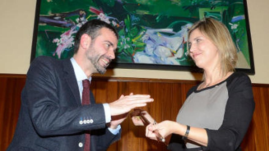 Marta elip va rebre la vara d&#039;alcaldessa de Santi Vila el gener de 2013.