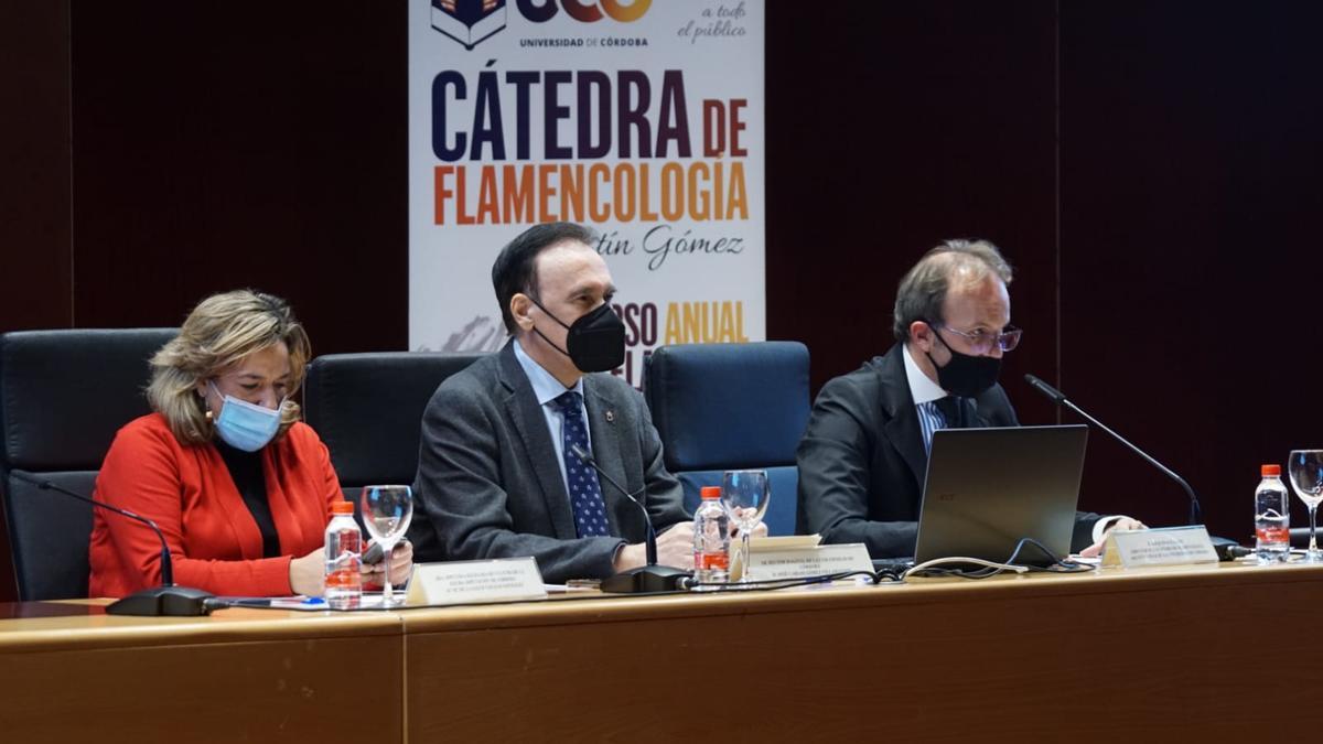 La delegada de cultura Mª Salud Navajas; el director de la Cátedra, David Pino, y el rector de la UCO, José Carlos Gómez Villamandos en la presentación de la cantaora