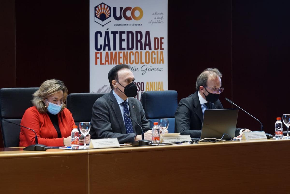 La delegada de cultura Mª Salud Navajas; el director de la Cátedra, David Pino, y el rector de la UCO, José Carlos Gómez Villamandos en la presentación de la cantaora