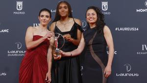 MADRID, 22/04/2024.- Las jugadoras de la Selección española de fútbol, Aitana Bonmatí (i), Salma Paralluelo (c) e Ivana Andrés, posan con el premio a Mejor equipo durante la gala de entrega de los Premios Laureus este lunes en el Palacio Cibeles de Madrid. EFE/ Juanjo Martin