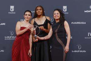 MADRID, 22/04/2024.- Las jugadoras de la Selección española de fútbol, Aitana Bonmatí (i), Salma Paralluelo (c) e Ivana Andrés, posan con el premio a Mejor equipo durante la gala de entrega de los Premios Laureus este lunes en el Palacio Cibeles de Madrid. EFE/ Juanjo Martin