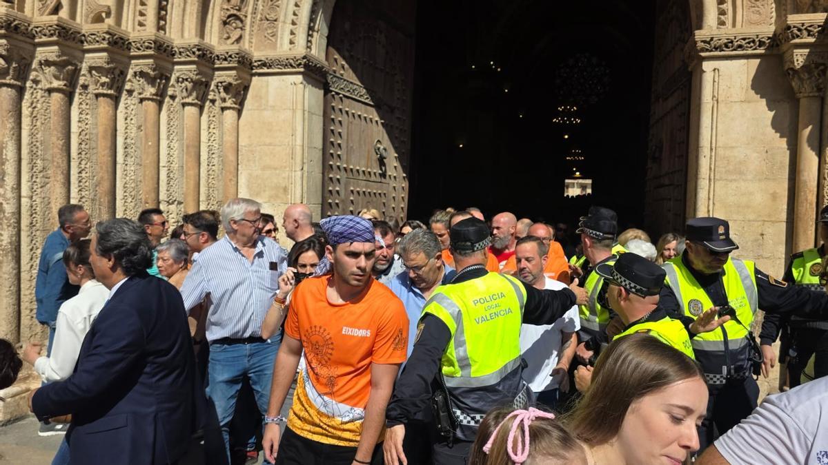 La Policía controla el acceso a la Seu tras el traslado de la Virgen de los Desamparados