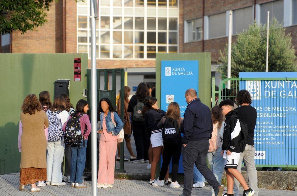 Entrada dun instituto en Galicia.