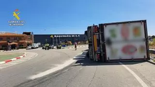 Accidente en Navalmoral: vuelca un camión y derrama combustible en la calzada