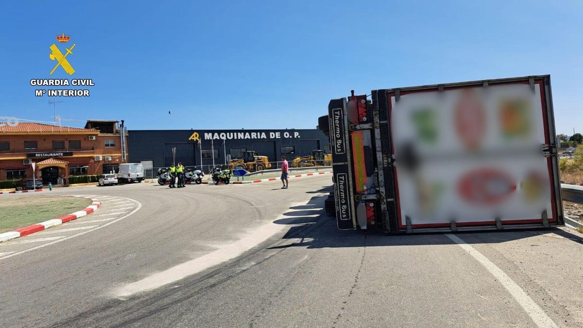 Vuelca un camión en la rotonda 'El Gallo' en Navalmoral de la Mata