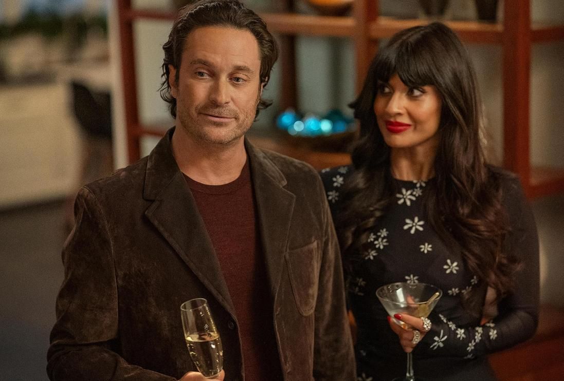 Oliver Hudson y Jameela Jamil en 'Una Navidad ex-cepcional' de Netflix