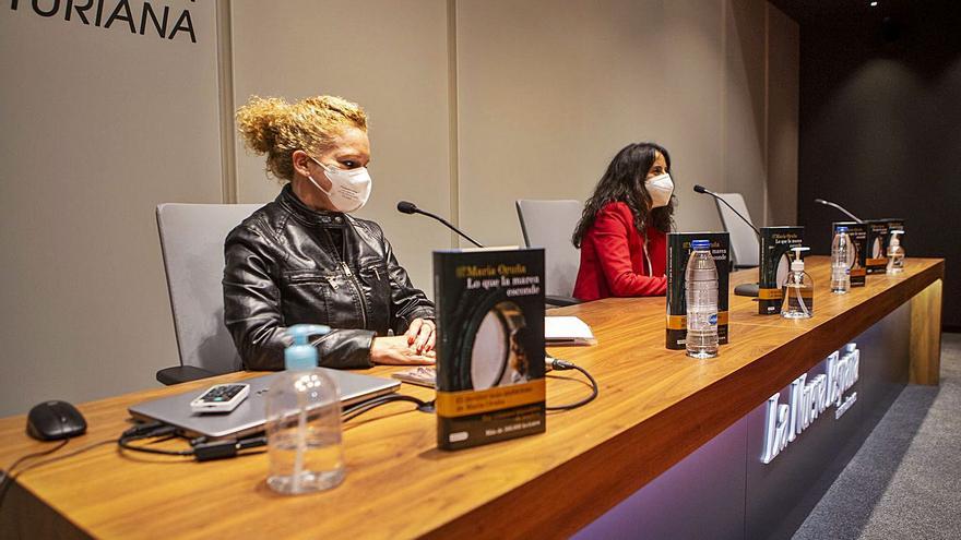 Por la izquierda, María Estébanez y la novelista María Oruña. | Bernabé Valle