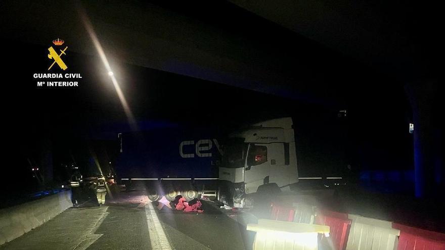 Un camión vuelca en la A-66 a la altura de Cáceres y obliga a cortar la autovía, que ya está abierta