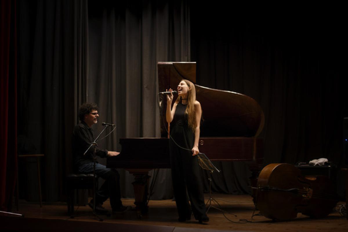 Marhands (Mar Vilaseca) junto al pianista Jaume Vilaseca.