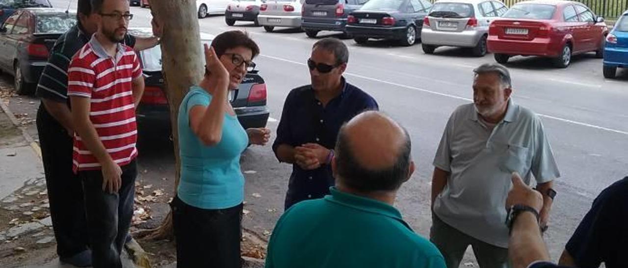 Los vecinos de Sants de la Pedra piden talas de árboles y zona azul