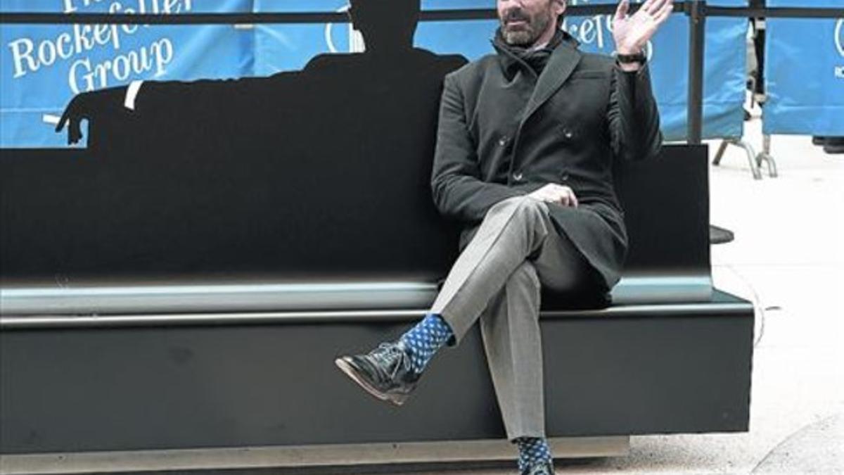 Jon Hamm, el lunes, sentado en la escultura inspirada en 'Mad men' que se exhibe en Nueva York.