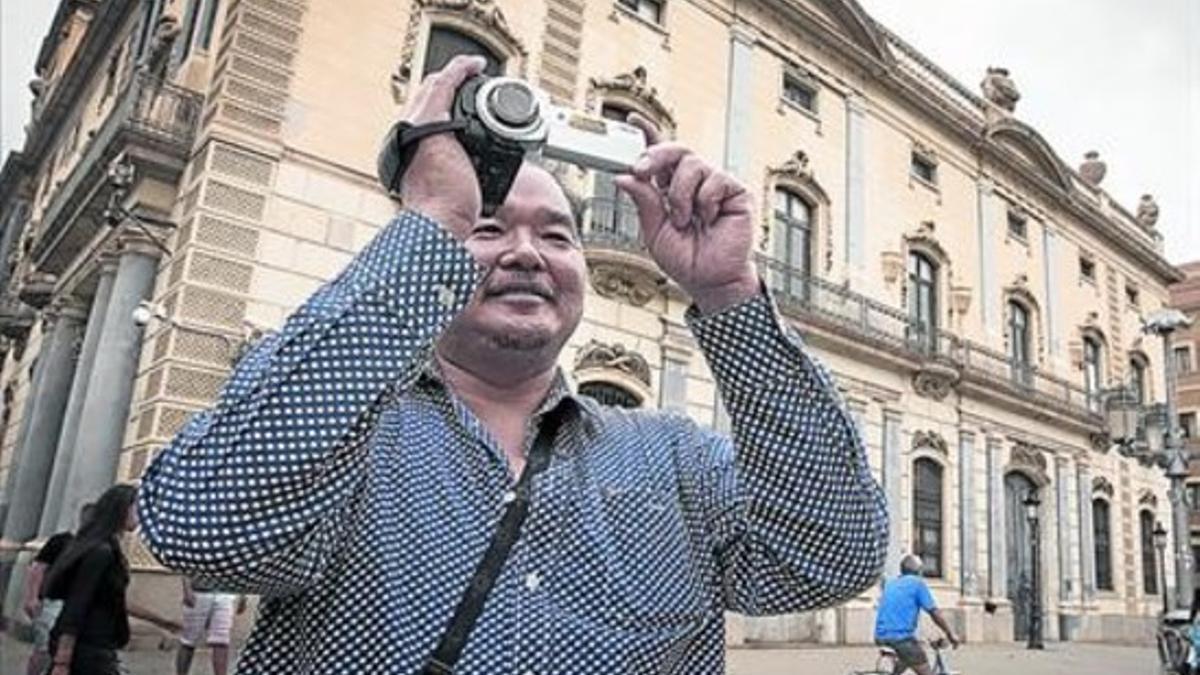 Un turista toma una foto en la plaza de Pla de Palau, la semana pasada.