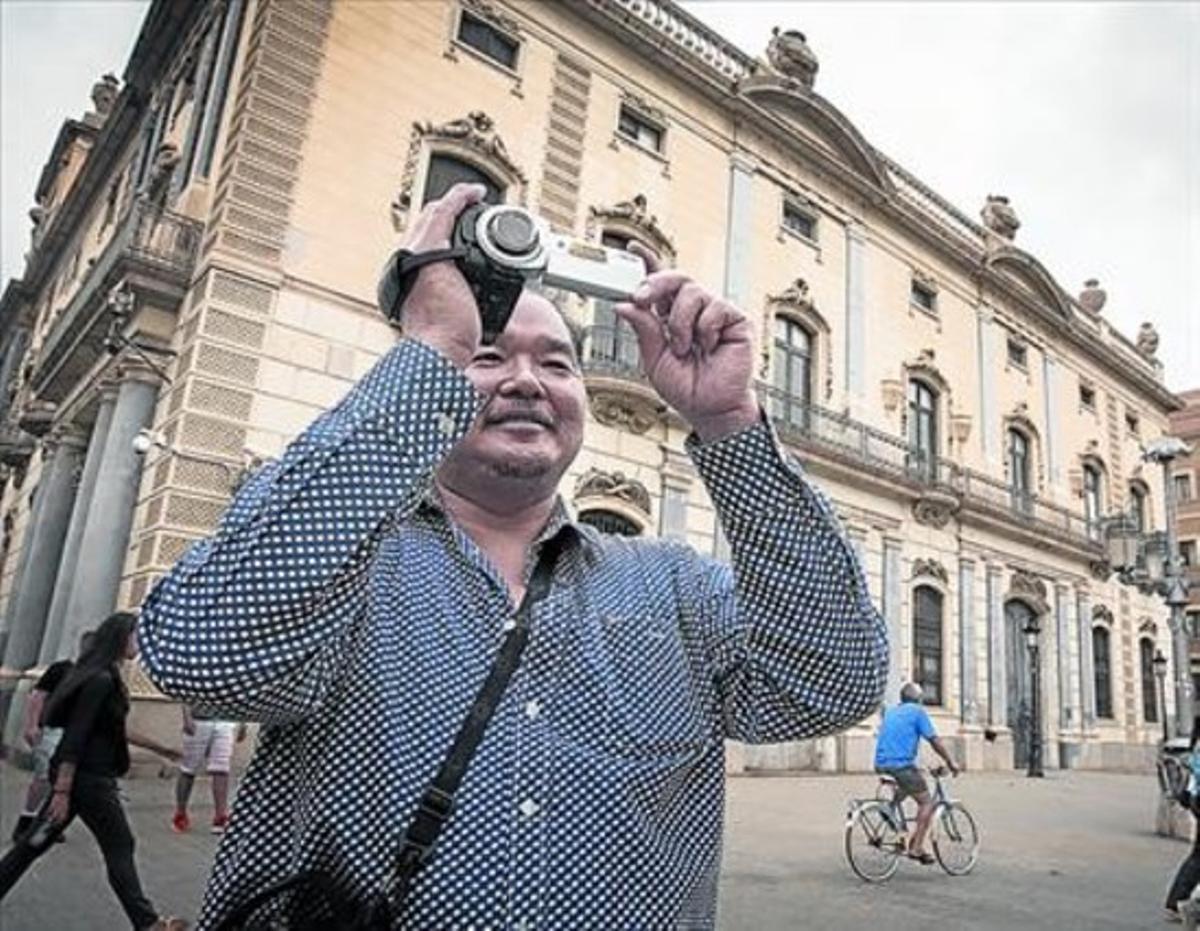 Un turista fa una foto a la plaça del Pla de Palau, la setmana passada.