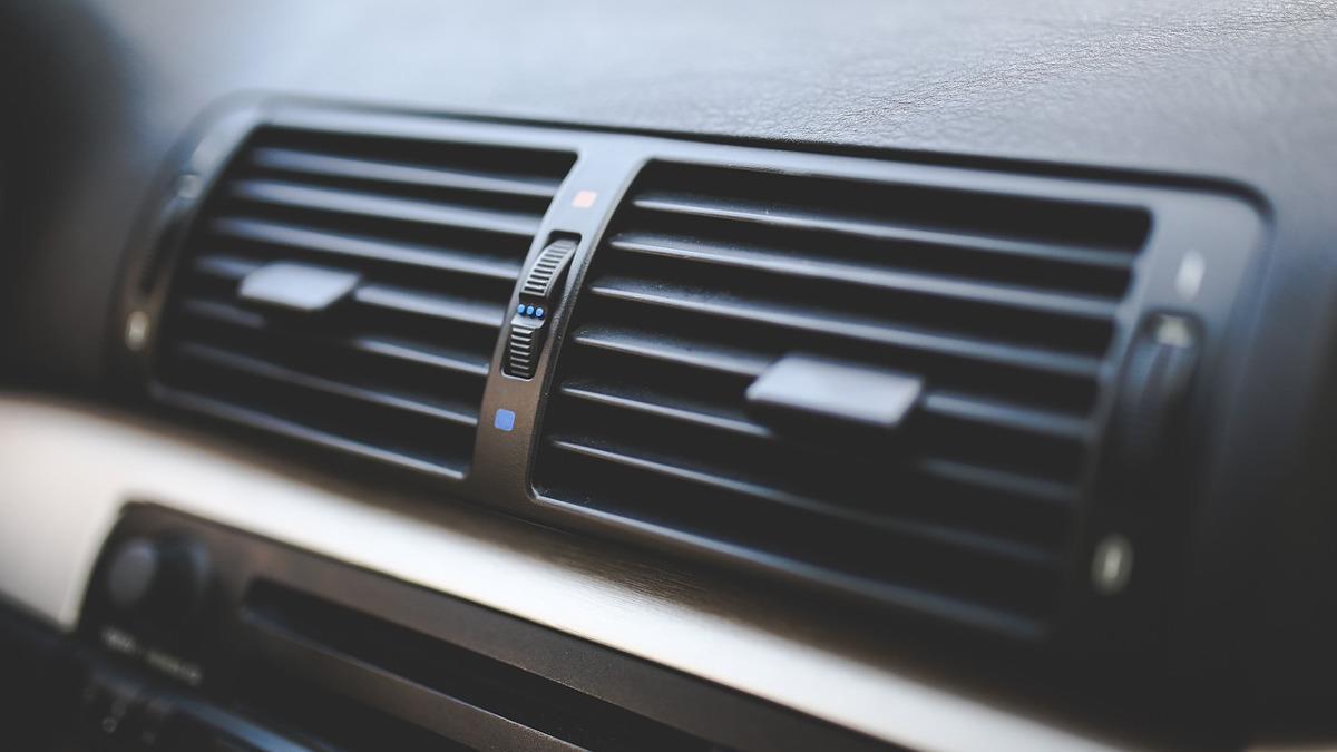 ¿El aire acondicionado de tu coche huele mal? Elimina el olor con estos trucos